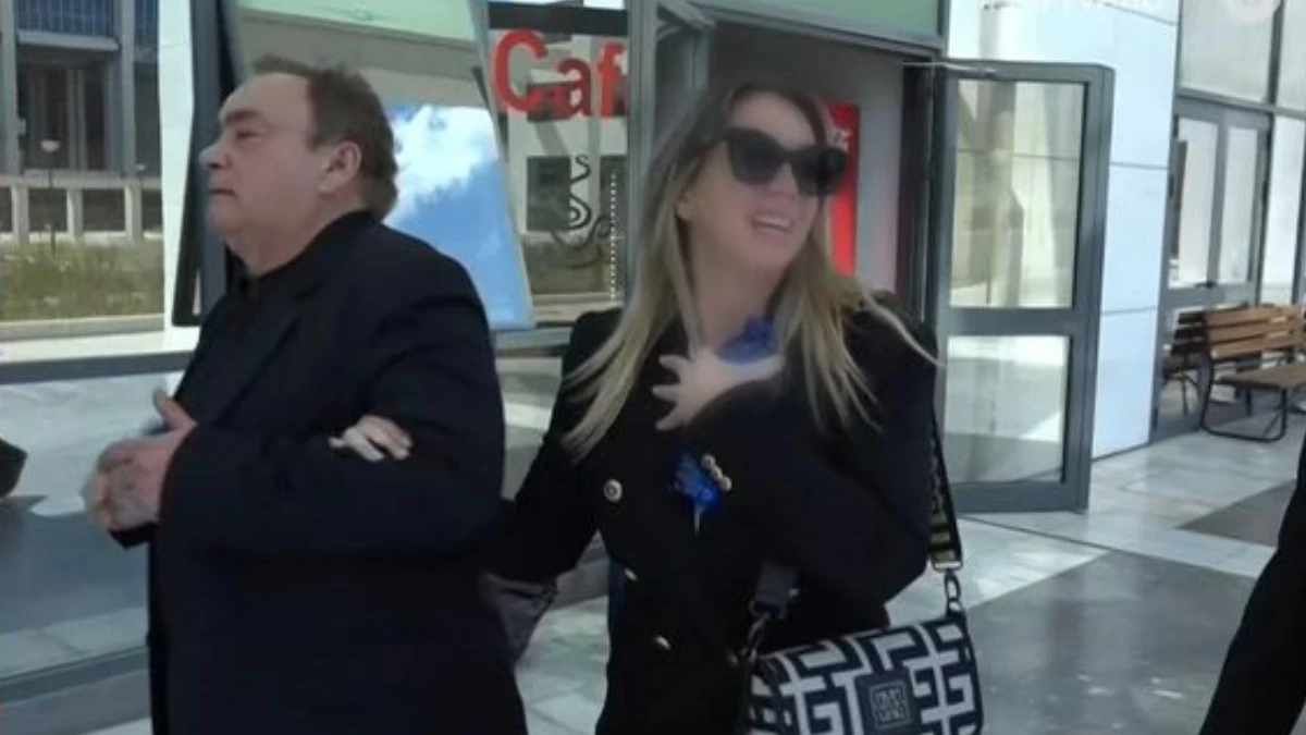 Έλενα Αθανασοπούλου: «Θα δικαιωθούμε» - Οι δηλώσεις έξω από το δικαστήριο συνοδεία του πατέρα της για τη δίκη με γνωστό σκηνοθέτη