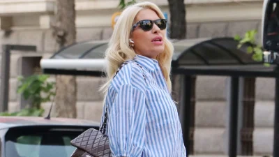 Ελένη Μενεγάκη: ''Πανζουρλισμός'' έξω από το κομμωτήριο που επισκέπτεται - Ανανεωμένη μετά το βάψιμο των μαλλιών της