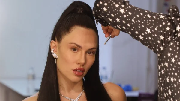 Έλενα Τσαγκρινού: «Είναι μια μαγική στιγμή για μένα...» - Ντυμένη στα μαύρα με crop top για να φαίνεται η φουσκωμένη της κοιλίτσα