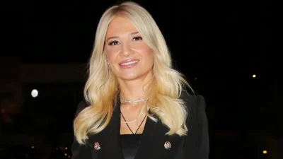 Αυτό είναι το αγαπημένο βερνίκι νυχιών της Φαίης Σκορδά για ένα κλασικό & φλογερό χρώμα στα νύχια της!