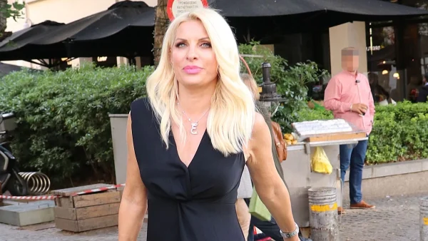 Ελένη Μενεγάκη: Η φωτογραφία που δημοσίευσε με λευκό μαγιό από την παραλία στο ξενοδοχείο του Ματέο Παντζόπουλου στην Άνδρο