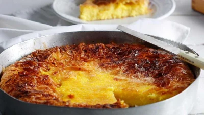 Γαλατόπιτα Μάνης με φύλλο: Παραδοσιακή συνταγή με κρούστα καραμέλας στο τελείωμα της κρέμας