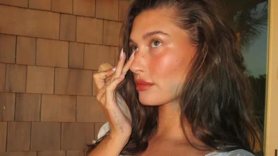 Η Hailey Bieber με «ballerina chrome nails», την πιο κομψή τάση στα νύχια της φετινής άνοιξης!