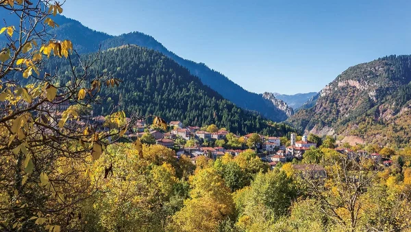 Μεγάλο Χωριό: Το "διαμάντι” της Ευρυτανίας με τα πέτρινα σπίτια και τους πλακόστρωτους δρόµους