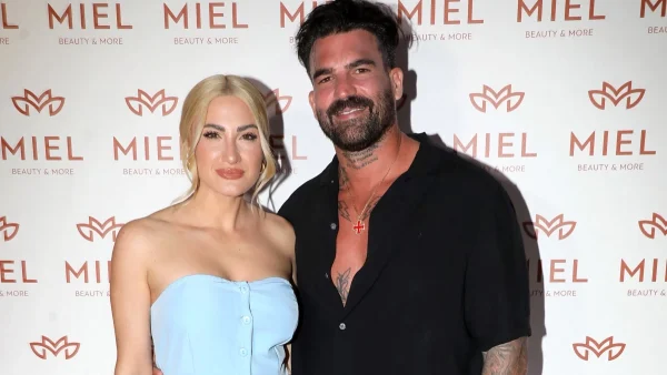 Ιωάννα Τούνη & Δημήτρης Αλεξάνδρου: Σπάνια βραδινή εμφάνιση για το ζευγάρι - Με σιέλ σετ και τσάντα γνωστού οίκου η influencer