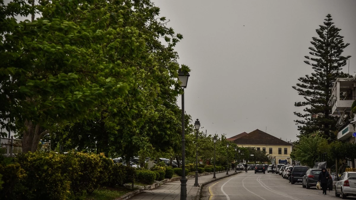 Καιρός 30/4: Με μπόρες και βροχές ξεκινάει η ημέρα - Πότε θα ανέβει η θερμοκρασία