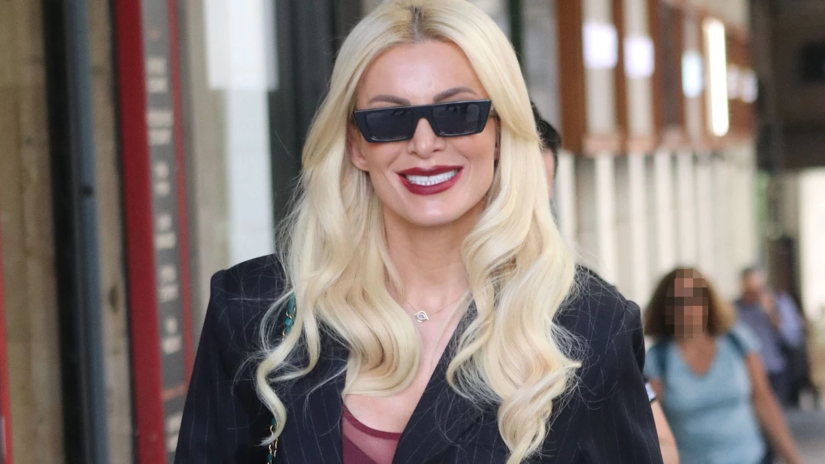 Κατερίνα Καινούργιου: Με τούλινο φόρεμα στην αγκαλιά της - Η εμφάνιση της γαλανομάτας βαφτιστήρας της στο Super Κατερίνα