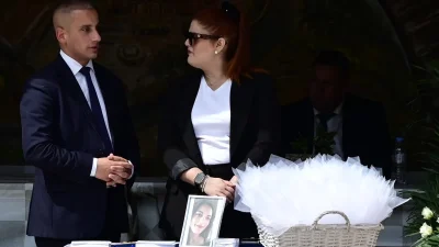 Κηδεία 28χρονης Κυριακής: Με μπομπονιέρες το τελευταίο αντίο - Ντυμένη νύφη μέσα στο λευκό φέρετρο