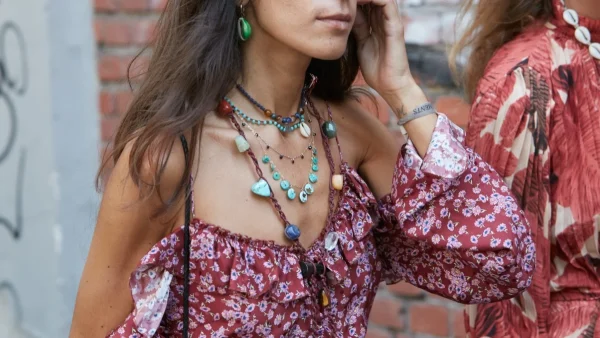 Layering στα κοσμήματα: 5 βασικοί κανόνες για να το κάνεις σωστά