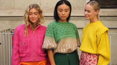 Ξαφνικά όλες φοράνε αυτό το "ντεμοντέ" παντελόνι με τα πιο μοδάτα μπλουζάκια