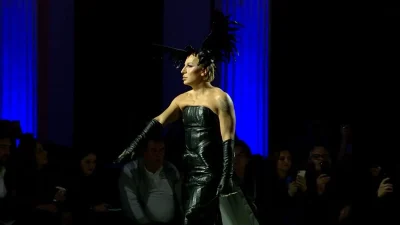 Athens Fashion Week: Η θεατράλε πασαρέλα του ακτιβιστή και μοντέλου Εlton Ιlirjani