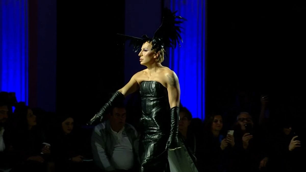 Athens Fashion Week: Η θεατράλε πασαρέλα του ακτιβιστή και μοντέλου Εlton Ιlirjani