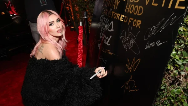 Η Megan Fox σχεδόν αγνώριστη με ανατρεπτικό χρώμα στα μαλλιά και νέο κούρεμα!