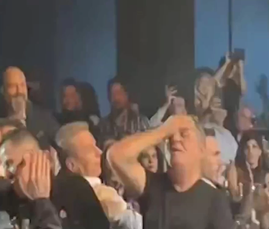 Μελάς Γονίδης φιλί στο στόμα αντίδραση