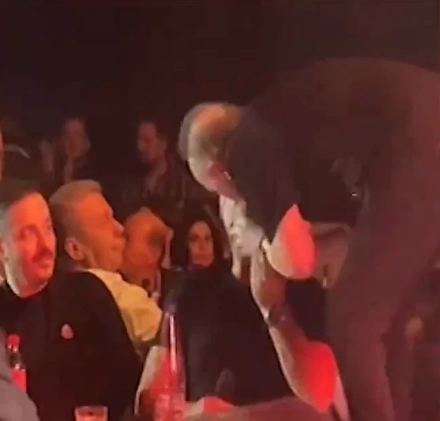 Μελάς Γονίδης φιλί στο στόμα