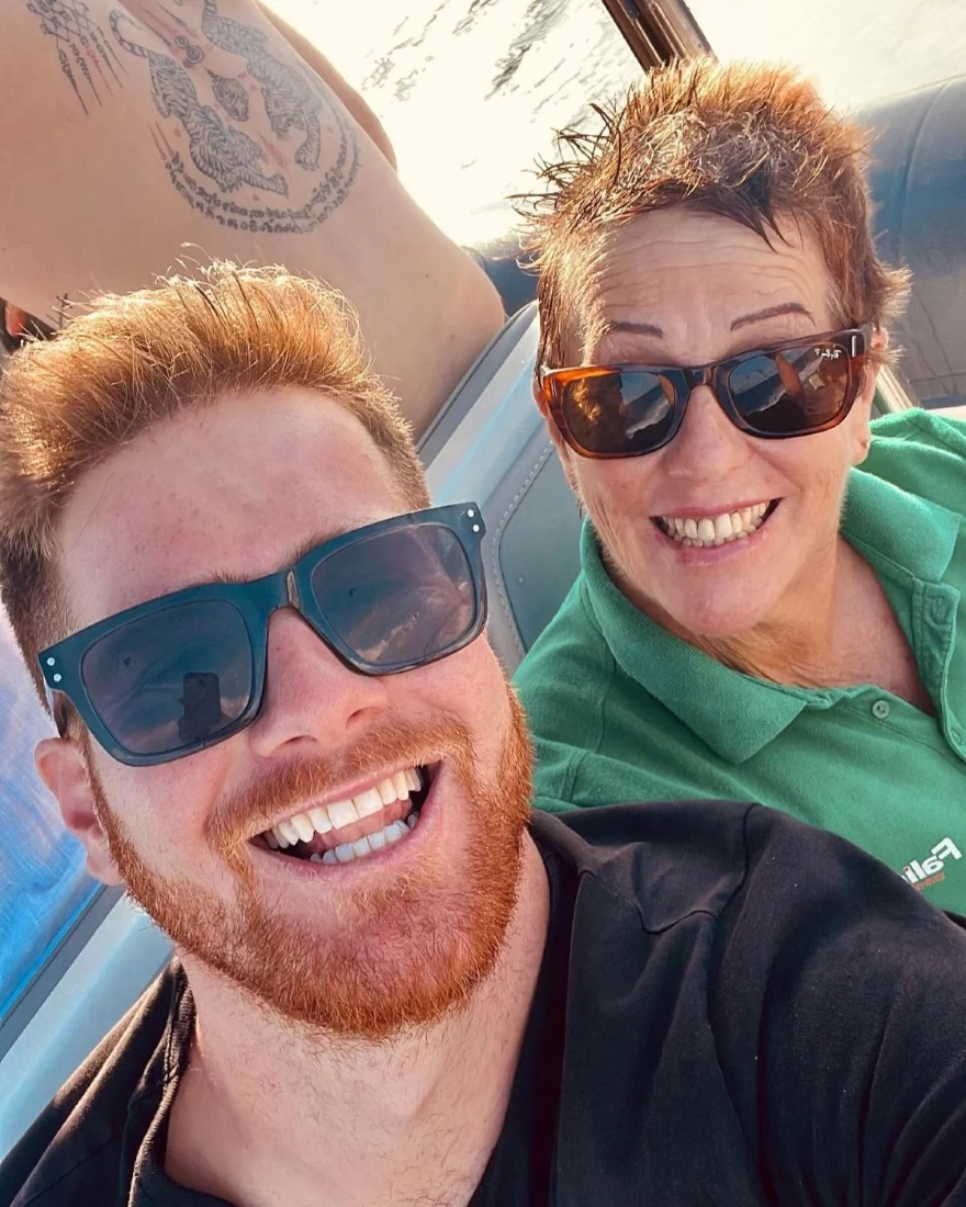 O Τζέιμς Καφετζής με την μητέρα του