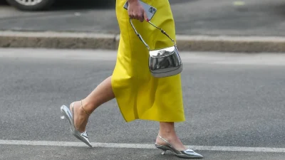 Το φινετσάτο flat παπούτσι πoυ αναβαθμίζει τα wide-leg τζιν παντελόνια