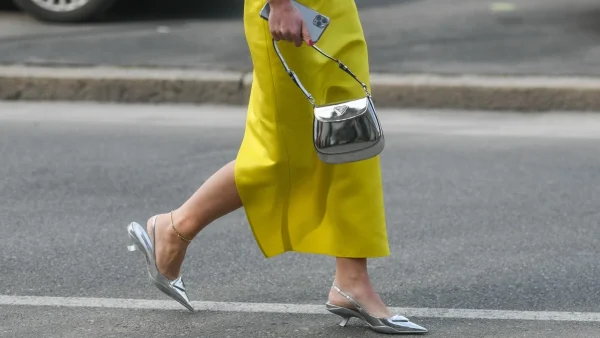 Το φινετσάτο flat παπούτσι πoυ αναβαθμίζει τα wide-leg τζιν παντελόνια