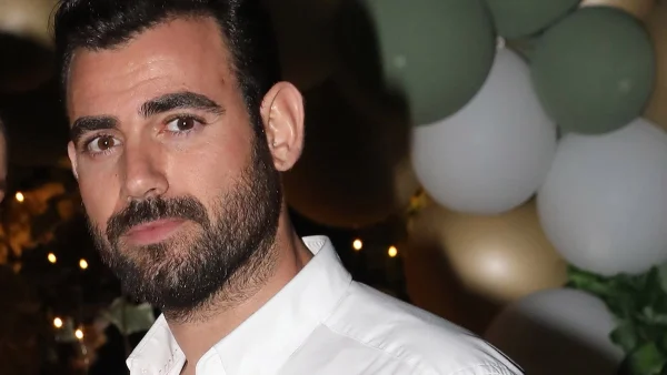 Παντρεύεται ο Νίκος Πολυδερόπουλος - Αυτή είναι η καλλονή μελαχρινή σύντροφός του