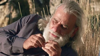 Η Παραλία (10/4): Ο Δημητρός εμφανίζεται συνοδευόμενος από την Μαίρη στα Μάταλα και οι εύθραυστες ισορροπίες τινάζονται στον αέρα