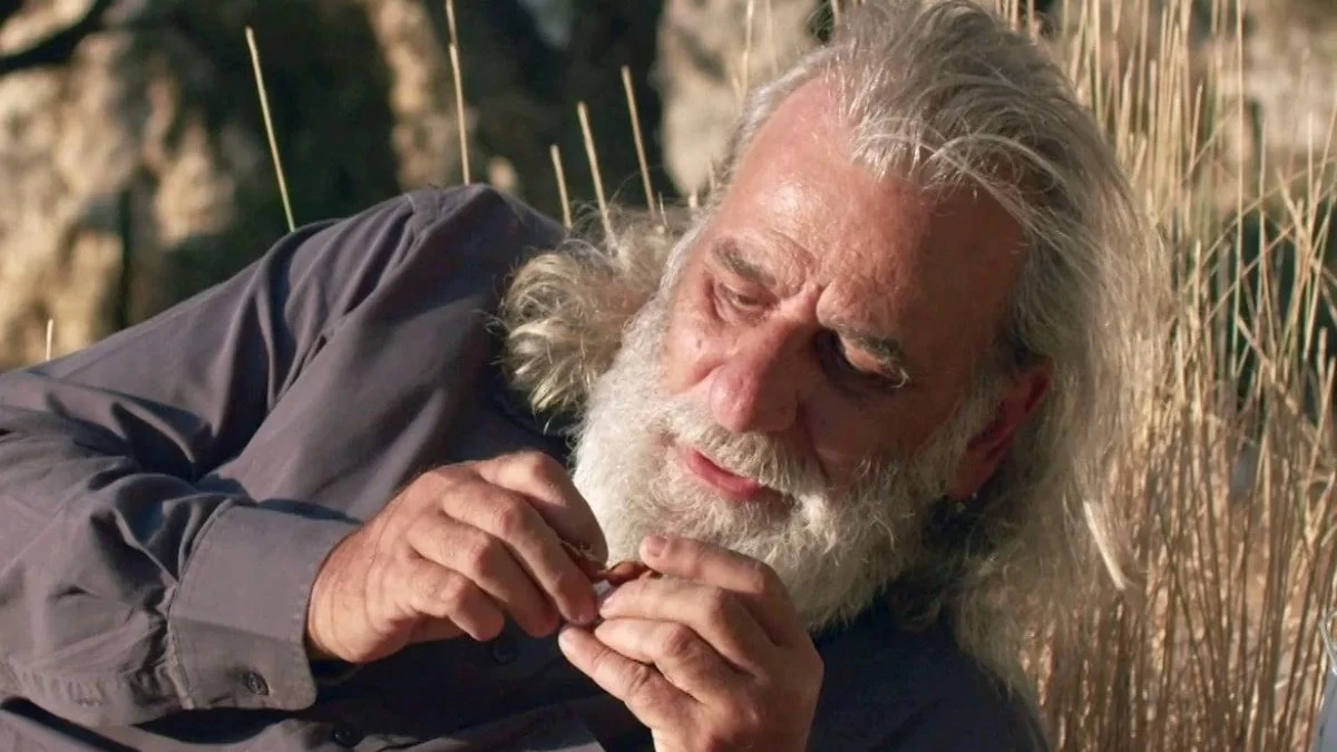 Η Παραλία (10/4): Ο Δημητρός εμφανίζεται συνοδευόμενος από την Μαίρη στα Μάταλα και οι εύθραυστες ισορροπίες τινάζονται στον αέρα