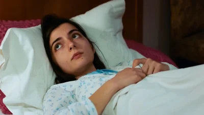 Ψυχοκόρες: Η Όλγα νεκρή - Η άγρια σκηνή που την μαχαιρώνει στην κοιλιά ο αδερφός της!