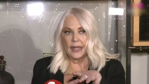 Ρούλα Κορομηλά για Νίκο Καρβέλα: «Με έχει πει ξενέρωτη και ηλίθια, και γελάω»