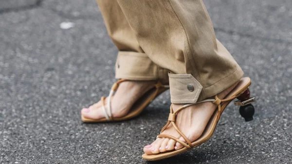 Αυτά τα 5 χρώματα στα παπούτσια υπόσχονται να μεταμορφώσουν τα ανοιξιάτικα looks σου