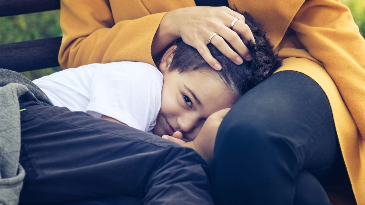 Ντροπαλό παιδί: Με ποιους τρόπους μπορείς να το ενθαρρύνεις χωρίς να το καταπιέσεις;