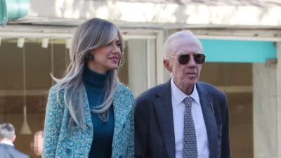 Τζόρτζια Σιακαβάρα: Αγκαζέ με το ένα χέρι στον λαιμό του Κωνσταντίνου Πλεύρη - Οι τρυφερές στιγμές τους στο κέντρο της Αθήνας