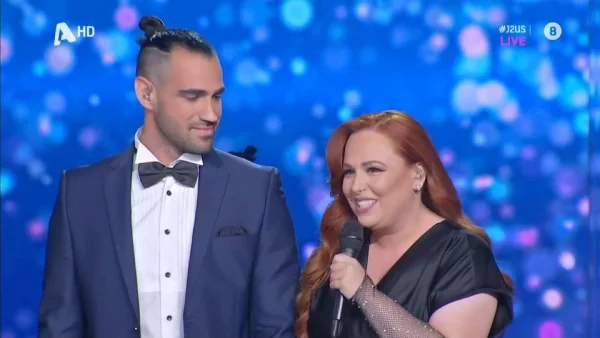 J2US: Highlight της βραδιάς η ερμηνεία της Σοφίας Κουρτίδου στη νοηματική – Το μήνυμα όλο νόημα της Βίκυς Σταυροπούλου