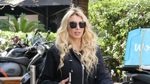 Κωνσταντίνα Σπυροπούλου: Ντυμένη στα μαύρα 1,5 μήνα πριν γεννήσει - Οι αλλαγές στο σώμα της εγκυμονούσας