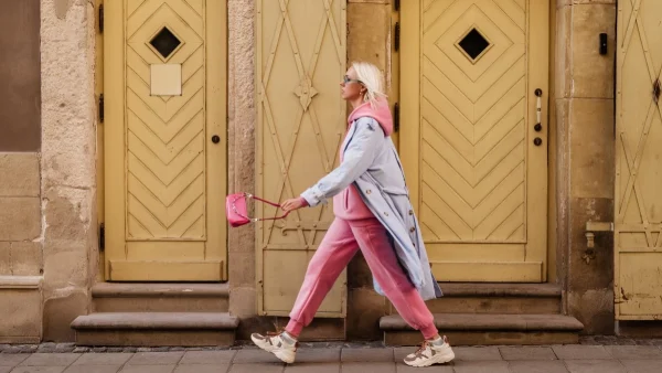 Ο αμφιλεγόμενος συνδυασμός παπουτσιών και παντελονιού που φοράνε αυτήν τη στιγμή τα κορίτσια της μόδας