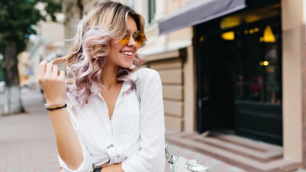 Teasylights: H viral τεχνική που χαρίζει φυσικές ανταύγειες στα μαλλιά είναι το τέλειο inspo για την άνοιξη!