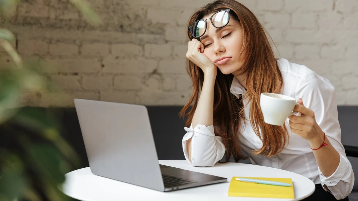 Νιώθεις κουρασμένη; "Ξάπλωσε στο πάτωμα" λένε οι ψυχολόγοι