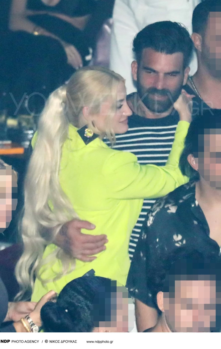 Τούνη Αλεξάνδρου αγκαλιά στα μπουζούκια