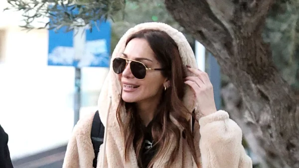 Δέσποινα Βανδή: Με μαύρο κολάν και μπεζ γουνάκι - Έβγαλε αμέσως την κουκούλα μόλις αντιλήφθηκε τον φακό