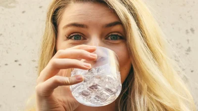 Ποια είναι η καλύτερη στιγμή για να πάρεις βιταμίνες και ποιες δεν συνδυάζονται μεταξύ τους σύμφωνα με τους ειδικούς