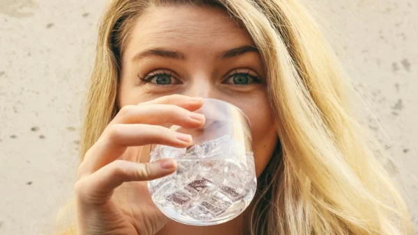 Ποια είναι η καλύτερη στιγμή για να πάρεις βιταμίνες και ποιες δεν συνδυάζονται μεταξύ τους σύμφωνα με τους ειδικούς