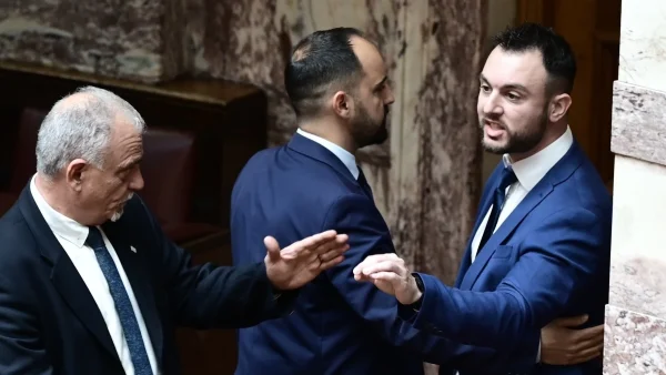 Θερμό επεισόδιο στη Βουλή: Πιάστηκαν στα χέρια ο πρώην βουλευτής Φλώρος και ο Γραμμένος (Φωτογραφίες)