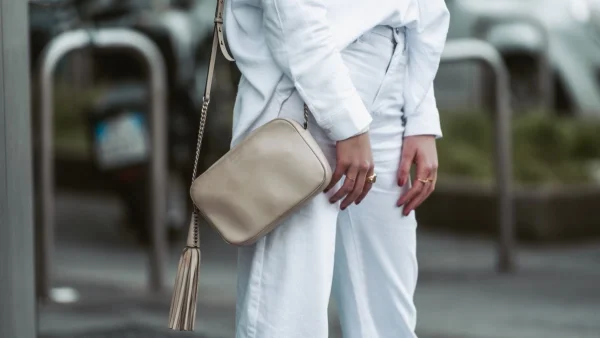 Λευκό παντελόνι: Πώς θα το φορέσεις για να φαίνεσαι αδύνατη