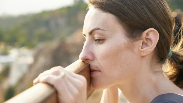 Nιώθεις μόνη και αποτυχημένη στις σχέσεις σου που καταλήγουν πάντα άδοξα; Δες τι λέει γι' αυτό το ειδικός
