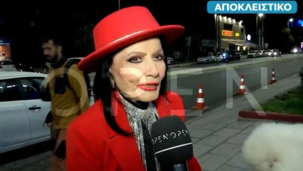 Ζωζώ Σαπουντζάκη: «Έχω σχέδια!» - Η πρώτη δημόσια εμφάνιση με εντυπωσιακό look μετά την περιπέτεια της υγείας της