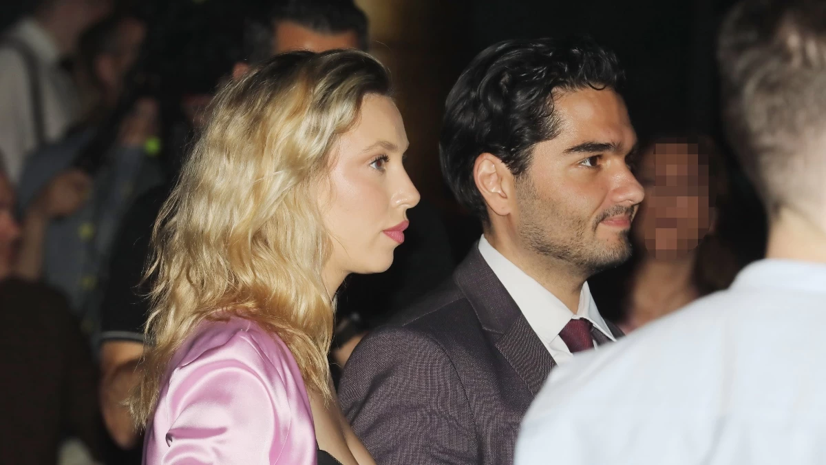 Μάστορας & Καληφώνη: Είχαν γυρίσει και τους κοιτούσαν όλοι - Εκείνη με στενό μαύρο φόρεμα κι εκείνος κοστουμάτος σε σπάνια νυχτερινή έξοδο