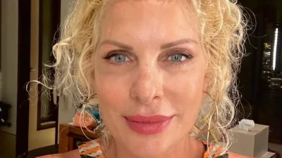 Ελένη Μενεγάκη: Ξαπλωμένη με ανακατεμένο μαλλί και άβαφη - Αλλού είναι κι αλλού θέλει να βρίσκεται