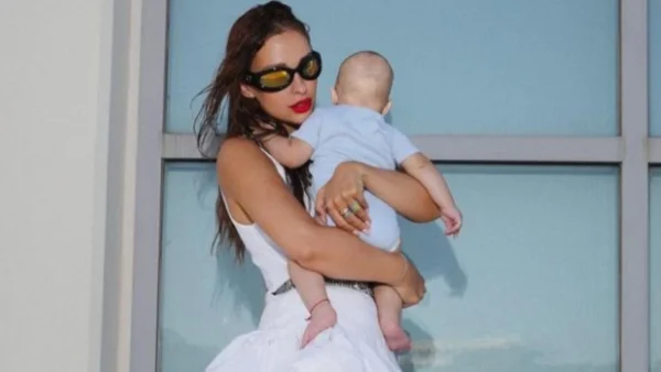 Ελένη Φουρέιρα: Ολόκληρο παιδάκι ο γιος της - Σκουπίζει την αυλή του σπιτιού τους στα Νότια προάστια (Βίντεο)