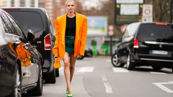 Πολύχρωμα σακάκια: 5 must-have της άνοιξης για να πεις "αντίο" στα μαύρα