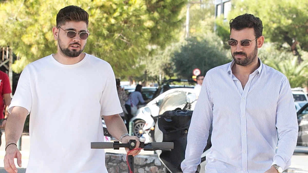 Ο πολυδερόπουλος με τον αδερφό τοθ