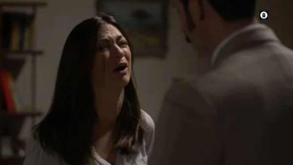 Ηλέκτρα 27/5: Την κολλάει στον τοίχο, της σχίζει τα ρούχα και της κλείνει το στόμα την ώρα που εκείνη απειλεί πως θα αυτοκτονήσει