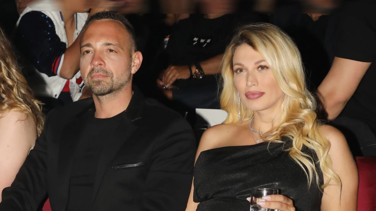 Κωνσταντίνα Σπυροπούλου: Με στενό μίνι φόρεμα, την κοιλιά τούρλα και τακούνια - Τα φιλιά με τον Σταθοκωστόπουλο σε νυχτερινό κέντρο λίγο πριν γεννήσει